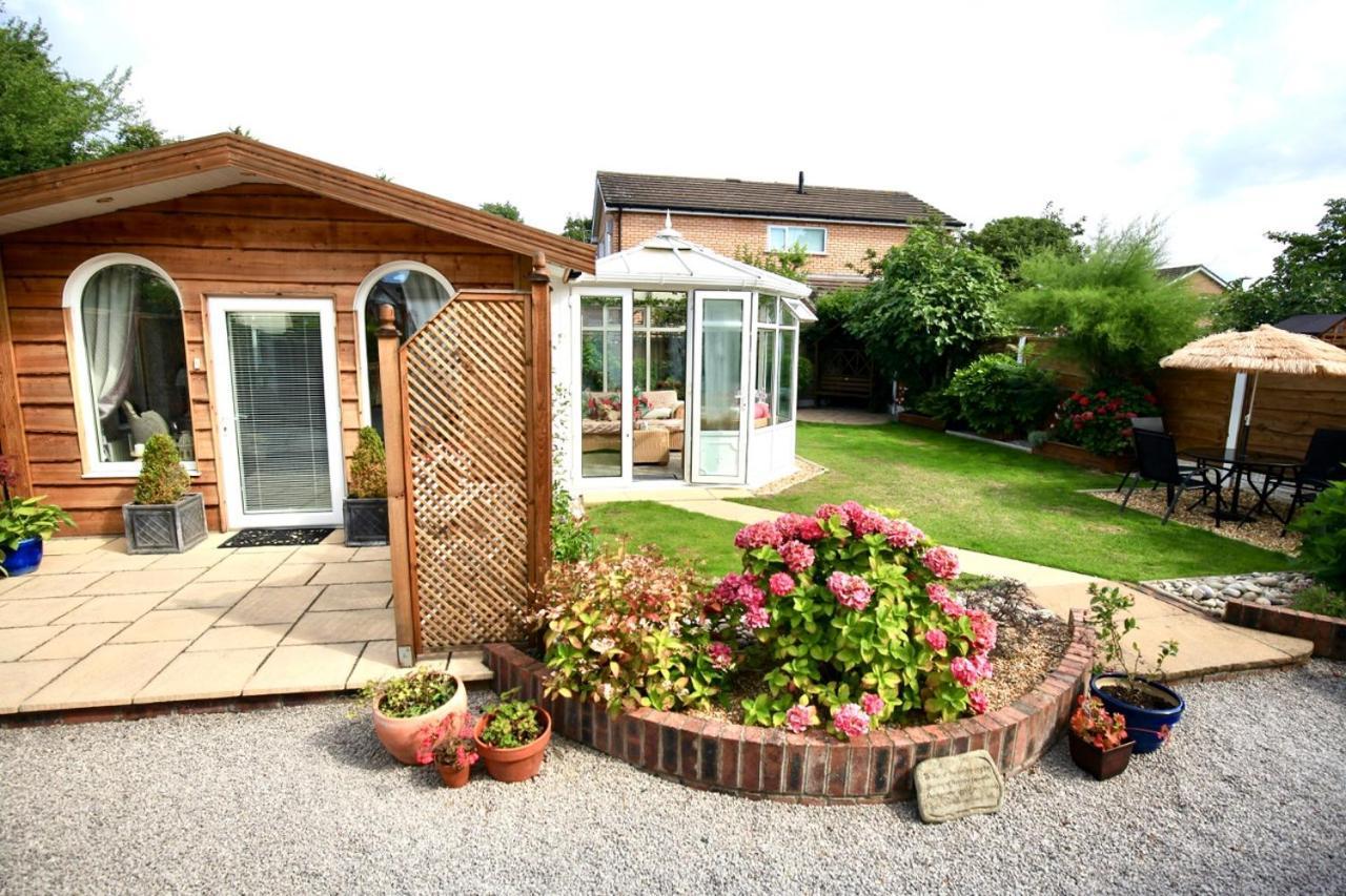 Formby Pinewood Studio Panzió Kültér fotó