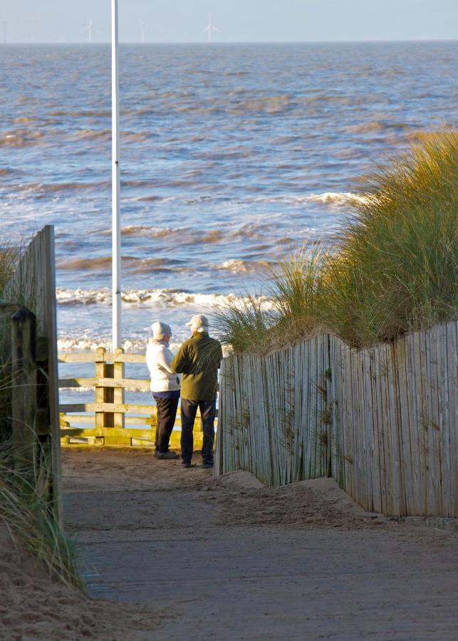 Formby Pinewood Studio Panzió Kültér fotó